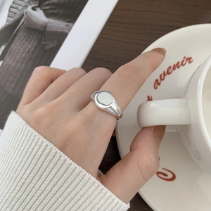 Minimalist 925 sterling silver signet ring with a smooth mirror finish on model hand