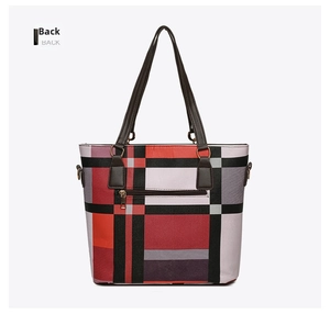 Détail de la poche zippée arrière et du motif à carreaux géométriques de ce sac