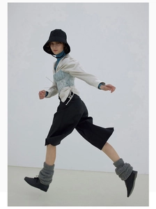 Detailansicht der stylischen grauen Wollsocken kombiniert mit einer schwarzen weiten Hose