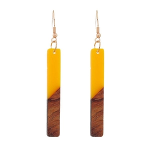 Boucles d'oreilles rectangulaires en bois et résine jaune avec détails dorés