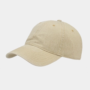 Gros plan détaillé d'une casquette de baseball en coton lavé kaki avec œillets d'aération