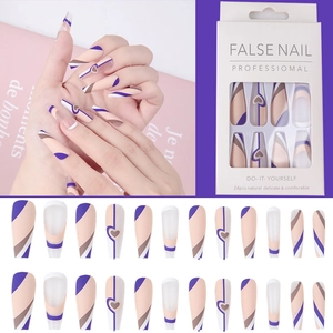 Faux ongles ballerine longs avec motifs de tourbillons violets et détails de cœur