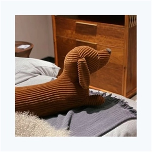 Détail d'une peluche teckel en velours côtelé marron montrant la texture douce du tissu rayé