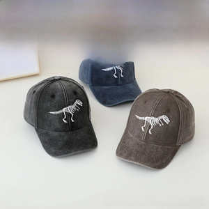 Drie gewassen katoenen kinderpetten met geborduurd dinosaurusskelet in vintage stijl
