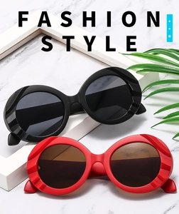Detailsicht der runden Oversize-Sonnenbrille mit markanter geometrischer Reliefstruktur