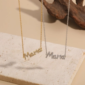Detailansicht der Mama-Anhänger mit Zirkonia-Pavee in Gold- und Silber-Optik