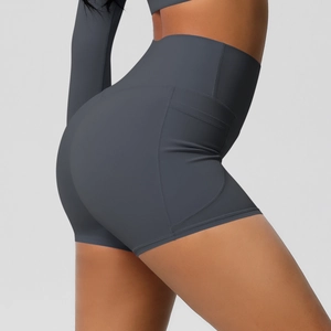 Gros plan d'un short de yoga gris anthracite à taille haute avec poche et fini mat