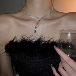 Gros plan d'un ras de cou argenté double couche avec pendentif goutte en zircon