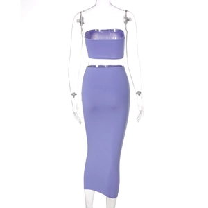 Détail arrière d'un ensemble violet deux pièces avec haut bustier et jupe longue