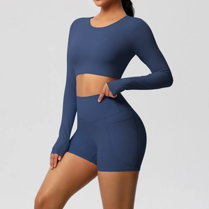 Detail van de yoga-set met zijzak op de korte broek en matblauwe, elastische sportstof