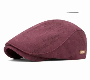 Détail de la casquette plate bordeaux avec texture et étiquette latérale en cuir