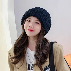Women's chunky knit beanie in black, perfect for winter warmth and a stylish slim-face look