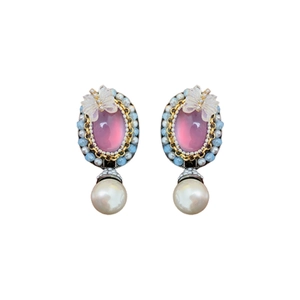 Orecchini vintage con gemma rosa, perline blu e pendenti di perle bianche