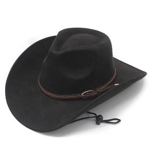 Détail d'un chapeau de cowboy noir en daim avec ruban en cuir tressé et boucle dorée