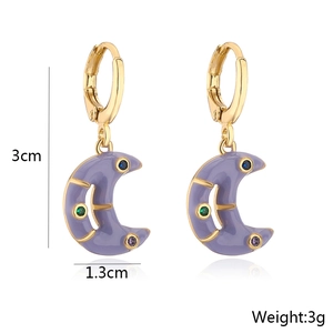 Vista dettagliata degli orecchini a luna viola con dimensioni di 3 cm per 1,3 cm