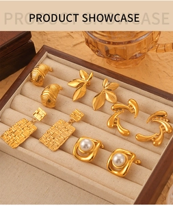 Détail macro de boucles d'oreilles vintage dorées en titane avec perles et motifs géométriques