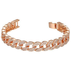 Bracciale cubano in oro rosa con micro pavé di zirconi cubici su sfondo bianco pulito