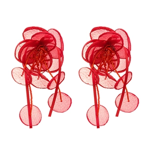 Boucles d'oreilles fleurs en dentelle rouge avec pétales en résille et perles vintage