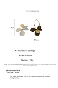 Mesure détaillée des boucles d'oreilles fleurs asymétriques avec tiges en argent, 4,7 cm