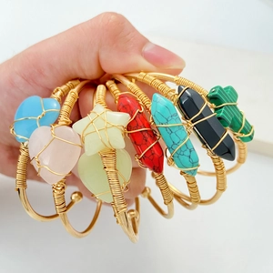 Handgemaakte gouden draadarmbanden met kleurrijke natuurstenen in boho geometrische stijl