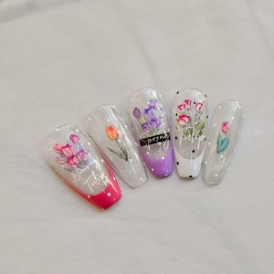 Vue détaillée des autocollants à ongles tulipes avec motifs 3D floraux et paillettes