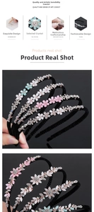 Détail d'un serre-tête floral orné de strass en cristal rose et bleu cousus à la main