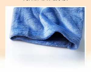 Vue détaillée des coutures surjetées sur un pantalon de pyjama en flanelle bleue