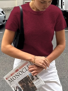 Haut tricoté rouge à manches courtes et texture pelucheuse avec un jean blanc femme