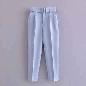 Detalle de pantalón de talle alto azul claro con cinturón a juego y raya marcada