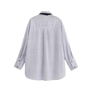 Vista posteriore di camicia a righe blu e bianche da donna a maniche lunghe in cotone