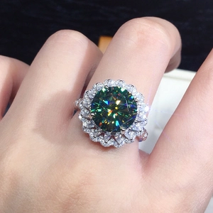 Sparkling silver ring with sunflower-shaped emerald green zircon and halo stones