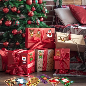 Autocollants de Noël DIY avec Père Noël et renne sur des boîtes cadeaux près du sapin