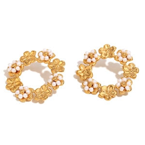Elegante 18K vergoldete Edelstahl-Blumenohrringe mit Perlen für modebewusste Frauen