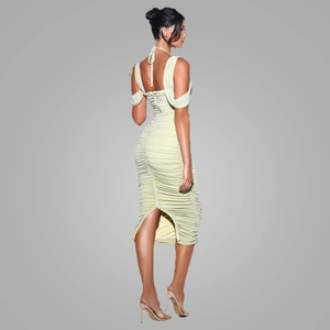 Détail d'une robe moulante plissée montrant les bretelles dos nu et le tissu extensible