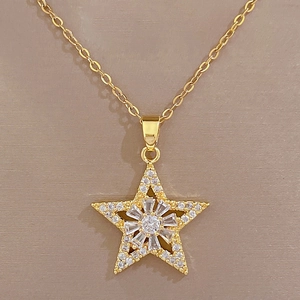 Nahaufnahme eines goldenen Sternanhängers mit Zirkonia-Steinen an einer feinen Ankerkette