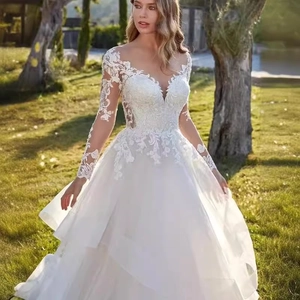 Robe de mariée élégante en dentelle à manches longues avec col en V et jupe en tulle