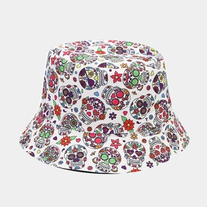 Dettaglio del cappello alla pescatora bianco con teschi messicani colorati e fiori