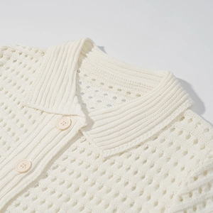 Nahaufnahme des warmweißen Strickoberteils mit Polokragen und passenden Knöpfen