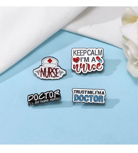 Vue à plat de broches médicales en émail avec slogans pour infirmières sur tissu