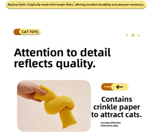Detail eines weichen Katzenspielzeugs aus gelbem Cord mit integriertem Knisterpapier
