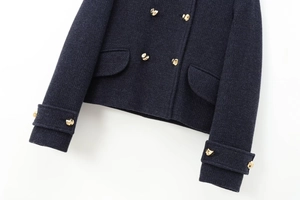 Détail de la veste en tweed bleu marine avec boutons dorés à double boutonnage et poches