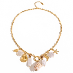 Collana dorata con chiusura a marinaio, perle irregolari, stella marina e conchiglia