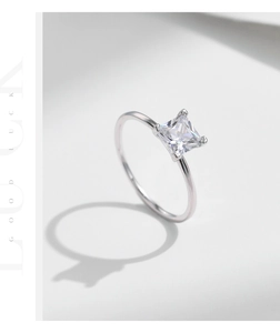 Macro d'une bague en argent s925 minimaliste sertie d'un zircon carré à quatre griffes