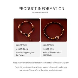 Vue détaillée de bracelets perlés en œil de tigre plaqués or avec charms gourde élégants