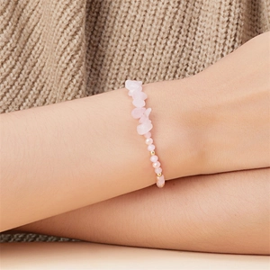 Detailansicht des handgefertigten rosa Kristallarmbands mit goldenen Perlen am Handgelenk