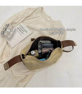 Dettaglio dell'interno capiente della borsa a secchiello in paglia con tracolla in pelle
