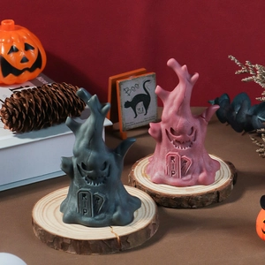 Λεπτομέρεια από διακοσμητικά κορμούς Halloween με χάραξη RIP και ματ υφή