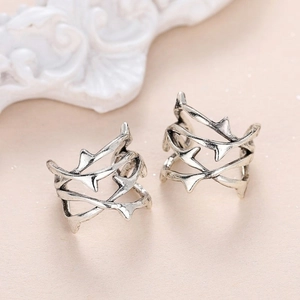 Macro di clip per orecchie in argento con design a spine e dettagli in metallo intrecciato