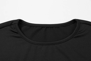 Detailansicht des Ripp-Rundhalsausschnitts und der Doppelnaht am schwarzen Plüschkleid