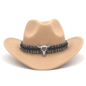 Détail de la bande tissée ethnique et de la boucle tête de taureau sur le chapeau feutre